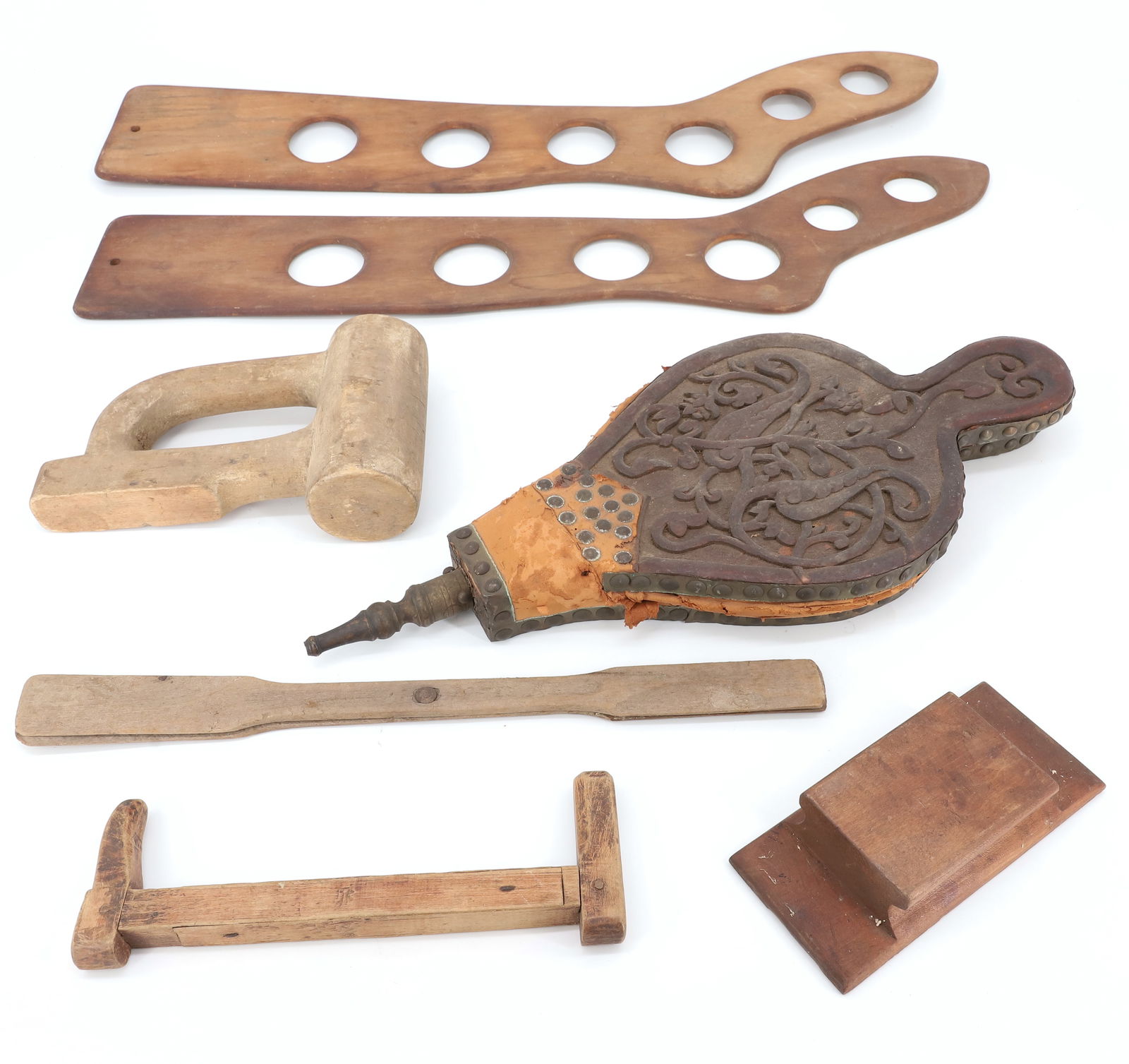 CARVED BELLOWS, STOCKING DRYERS AND MORE: CARVED BELLOWS WITH TACKING AROUND EDGES. 17 1/2" L. STOCKING STRETCHERS 24 1/4" L. (MRKD. 6), WITH, VARIOUS OTHER UNUSUAL WOODEN PIECES. PLEASE READ CAREFULLY - TEMS MUST BE PAID FOR THROUGH