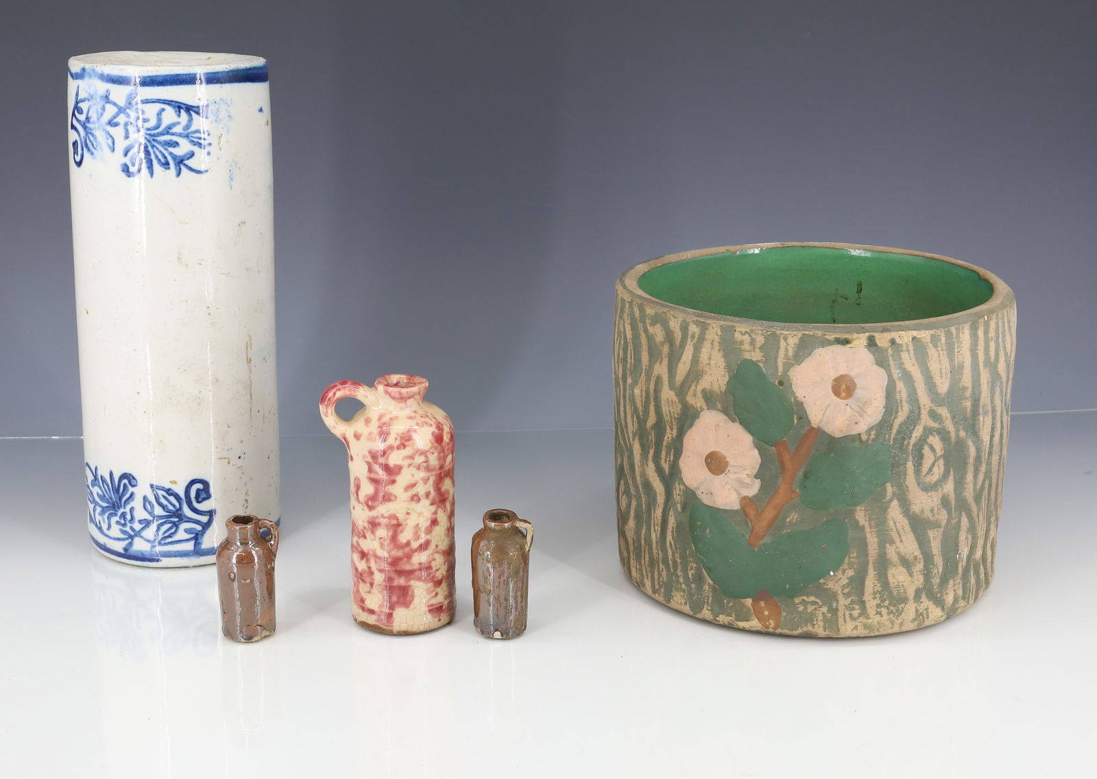 STONEWARE ROLLING PIN, MINIATURE JUGS AND MORE: BLUE / WHITE STENCIL ROLLING PIN BODY 8" L., (3) POTTERY JUGS (ONE SPONGED) 3 1/2" H. FLOWER POT 4 1/2" X 6". PLEASE READ CAREFULLY - TEMS MUST BE PAID FOR THROUGH LIVE AUCTIONEERS OR WITH CASH