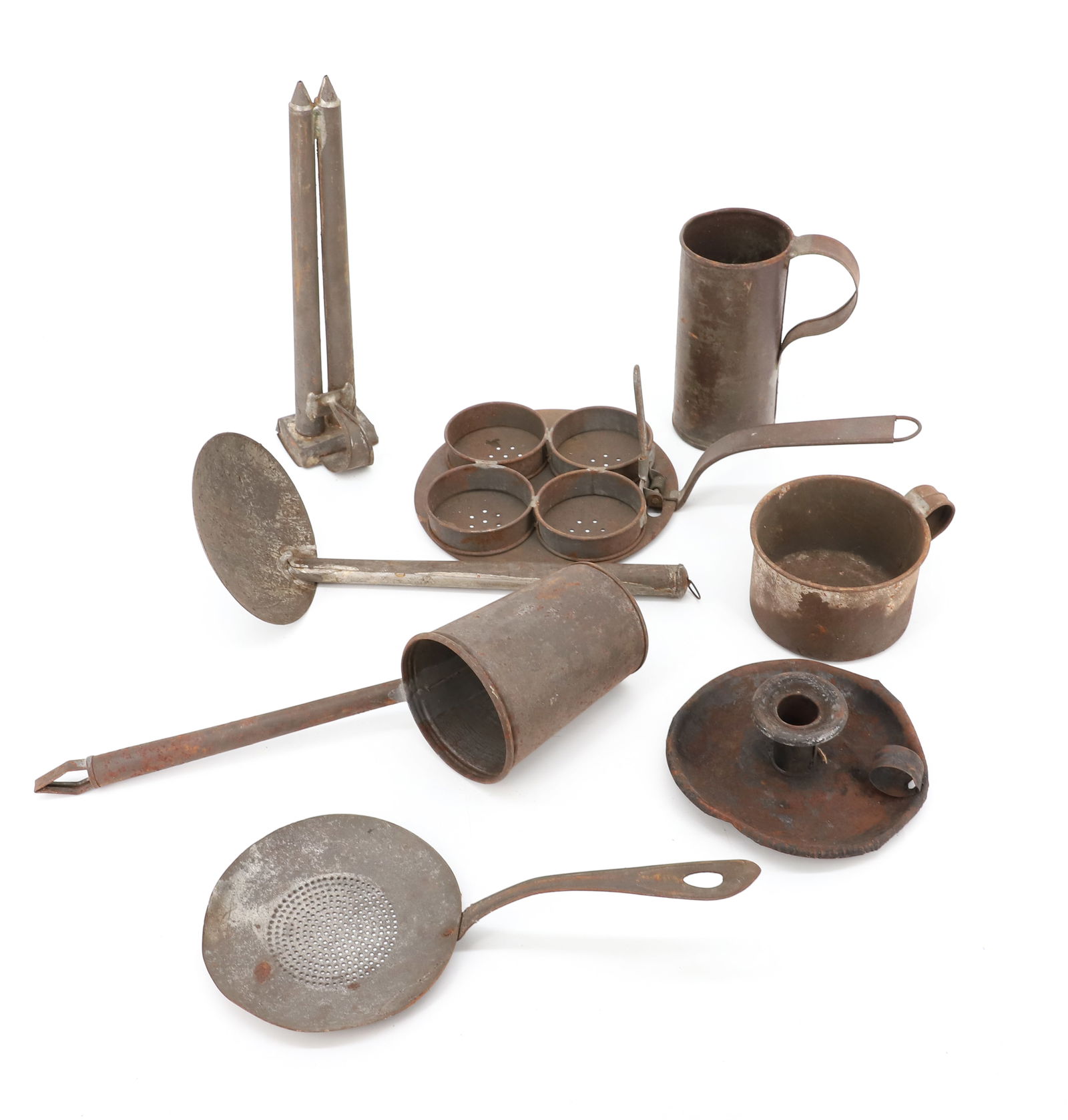 LOT OF ANTIQUE TIN KITCHENWARE (1 of 3)