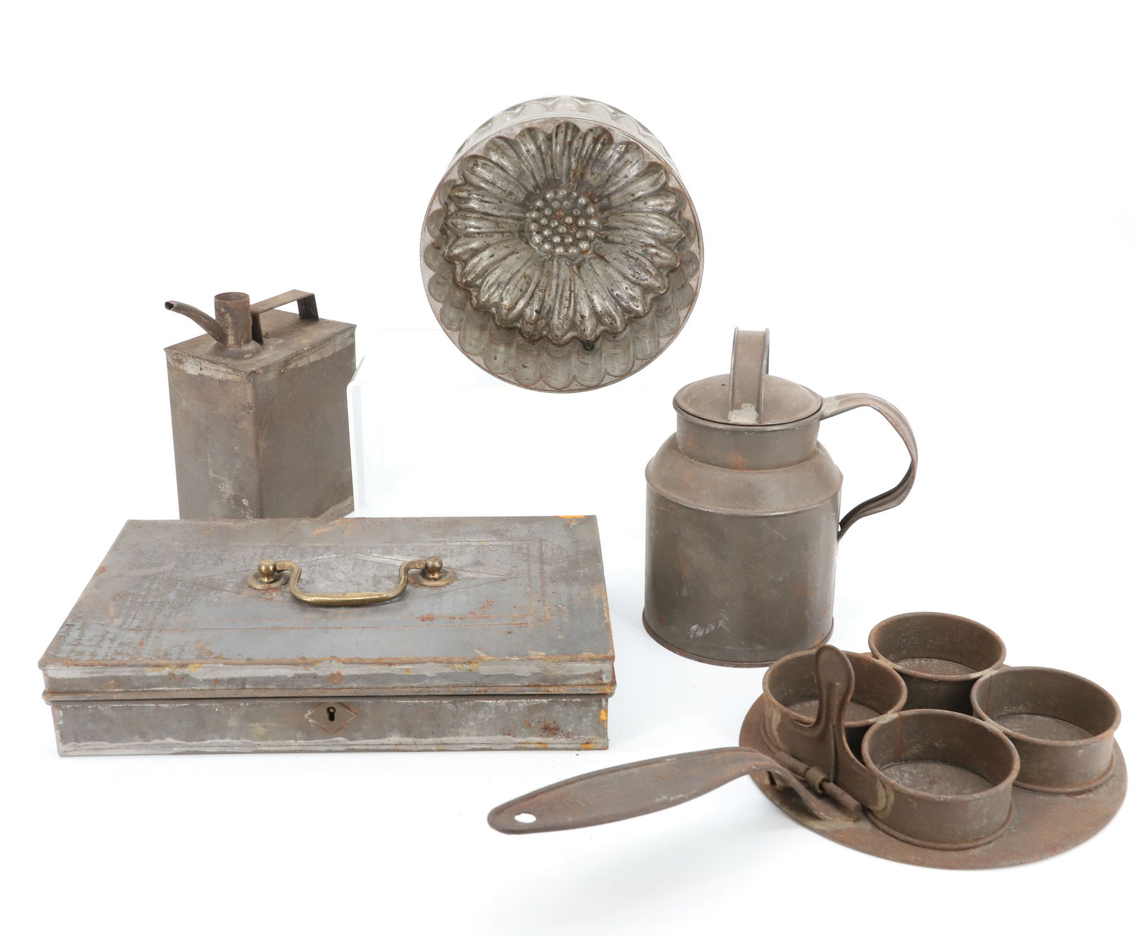 LOT OF ANTIQUE TIN KITCHENWARE (1 of 2)