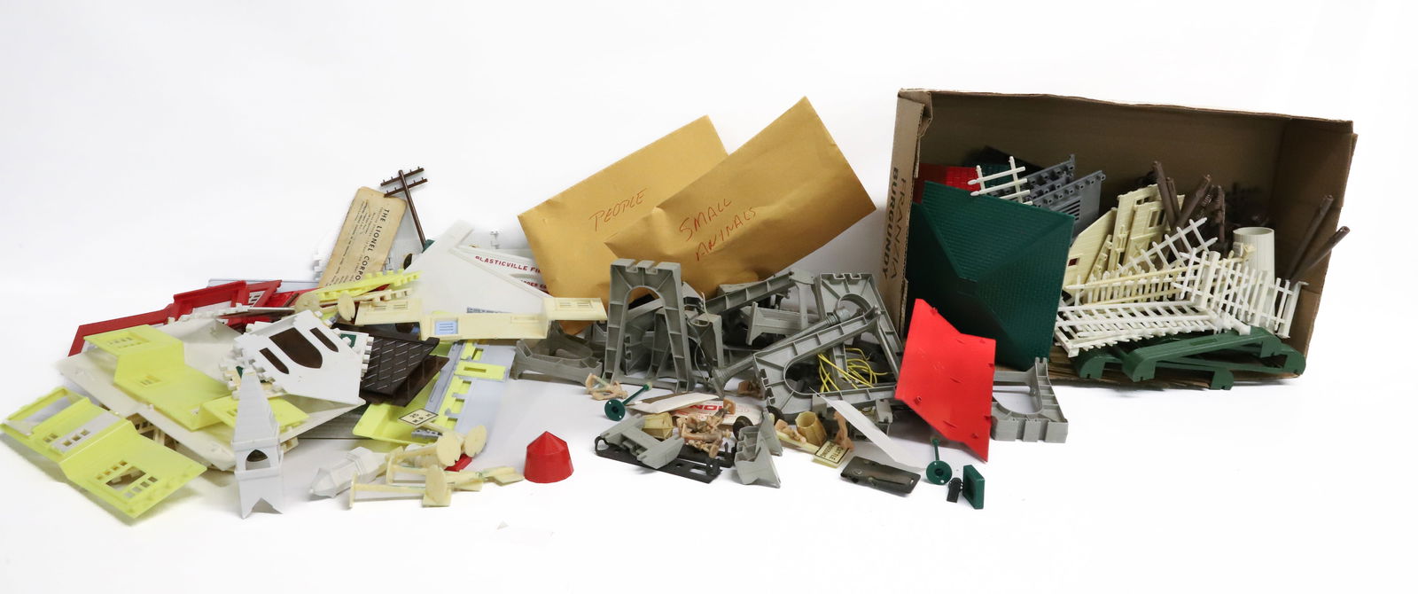 LOT OF PLASTICVILLE AND LIONEL TRAIN ITEMS (1 of 4)