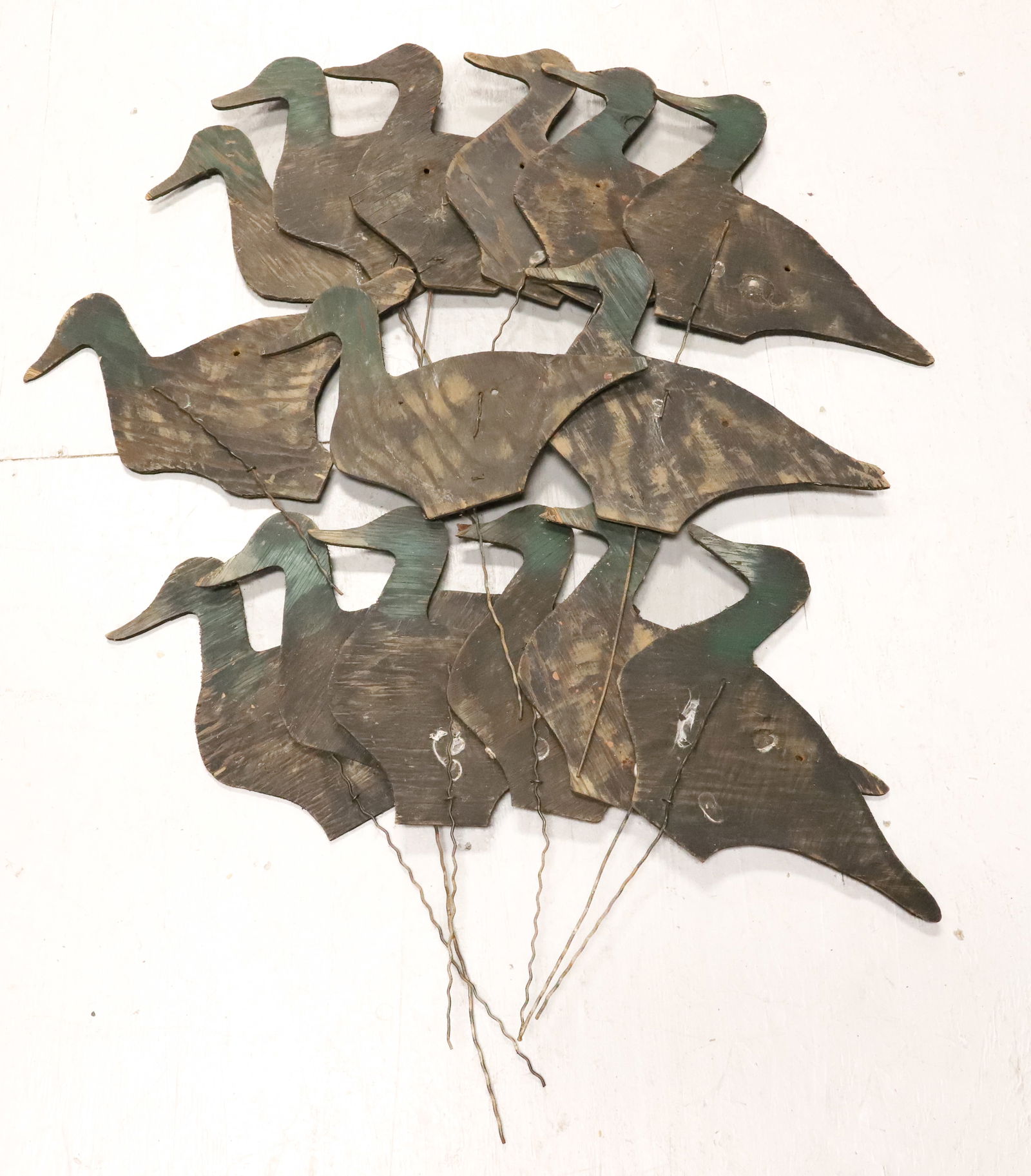 LOT OF WOOD / WIRE DUCK DECOYS (1 of 3)