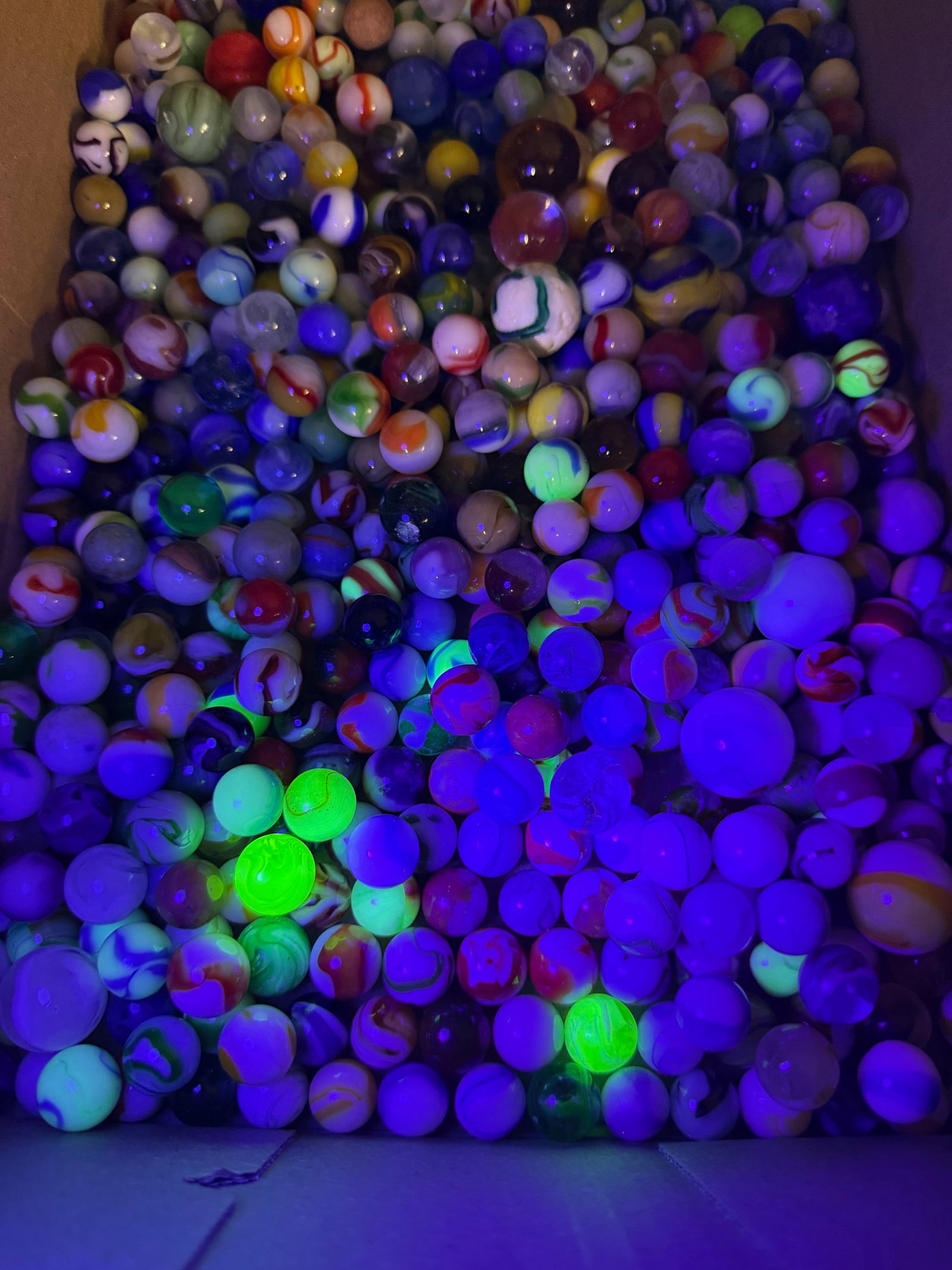 LARGE LOT OF VINTAGE GLASS MARBLES - 7