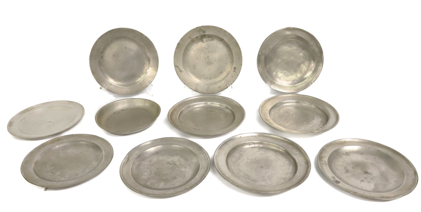 LOT OF ENGLISH PEWTER PLATES (1 of 9)