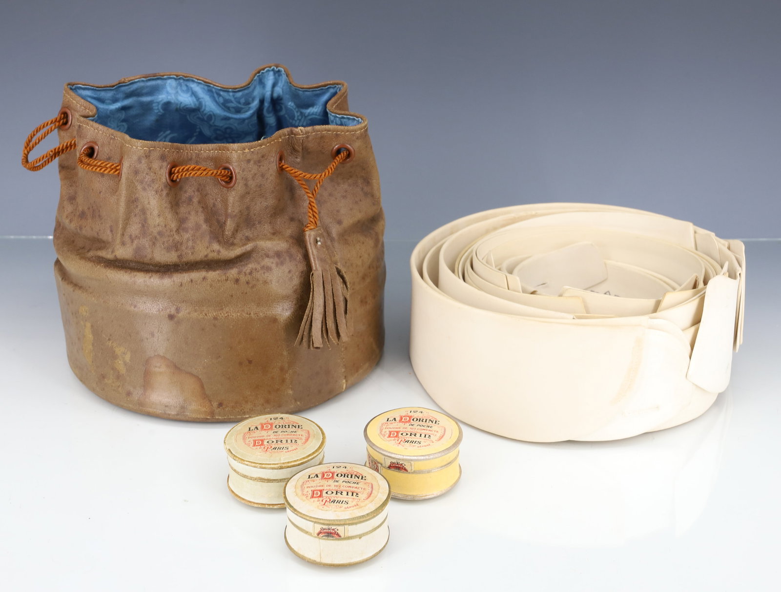 LOT OF ARROW BRAND COLLARS / VINTAGE MAKE-UP: VARIETY OF SIZES (SOME PAT. 1917). (3) LA DORINE, PARIS MAKE-UP CONTAINERS. WITH, LEATHER CINCH BAG. PLEASE READ CAREFULLY - ITEMS MUST BE PAID FOR THROUGH LIVE AUCTIONEERS OR WITH CASH OR CHECK IN PE