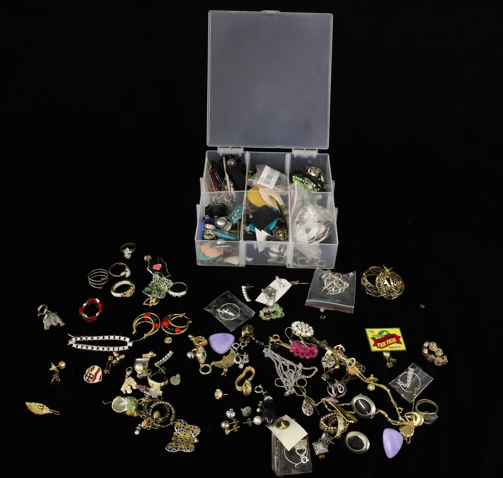 CONTEMPORARY COSTUME JEWELRY LOT (1 of 6)
