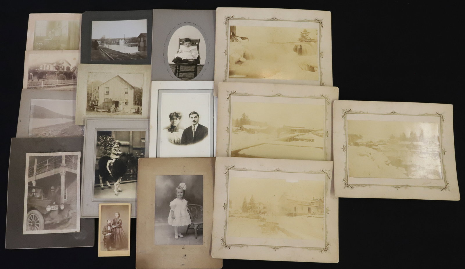 LOT OF ANTIQUE PHOTOGRAPHS, CDVs (1 of 8)