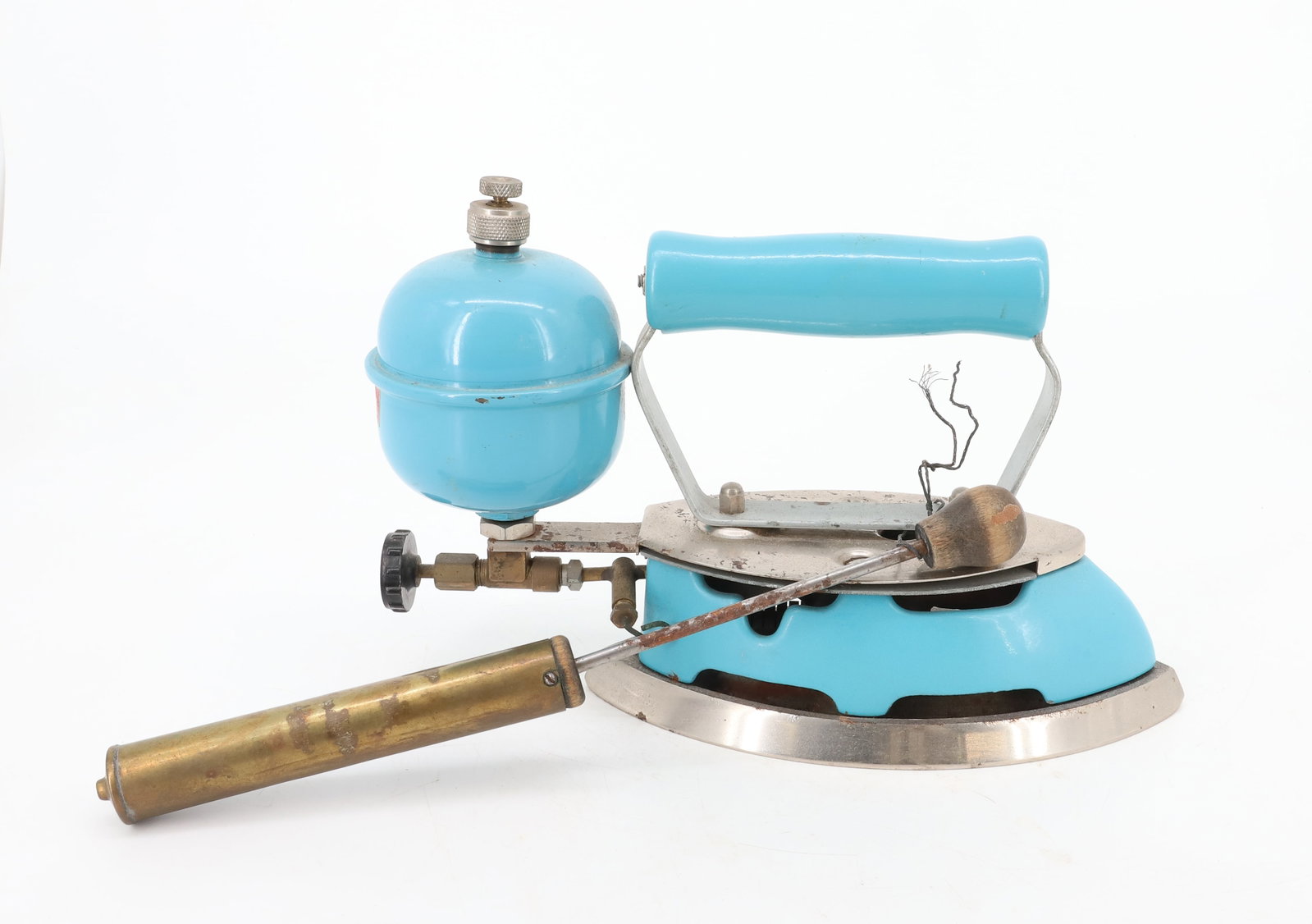 COLEMAN GAS IRON: ROBIN'S EGG BLUE. CA. 1940. DOUBLE-POINT. 8" L. WITH, FUEL ROD. PLEASE READ CAREFULLY - ITEMS MUST BE PAID FOR THROUGH LIVE AUCTIONEERS OR WITH CASH OR CHECK IN PERSON - Terms for Purchasing and