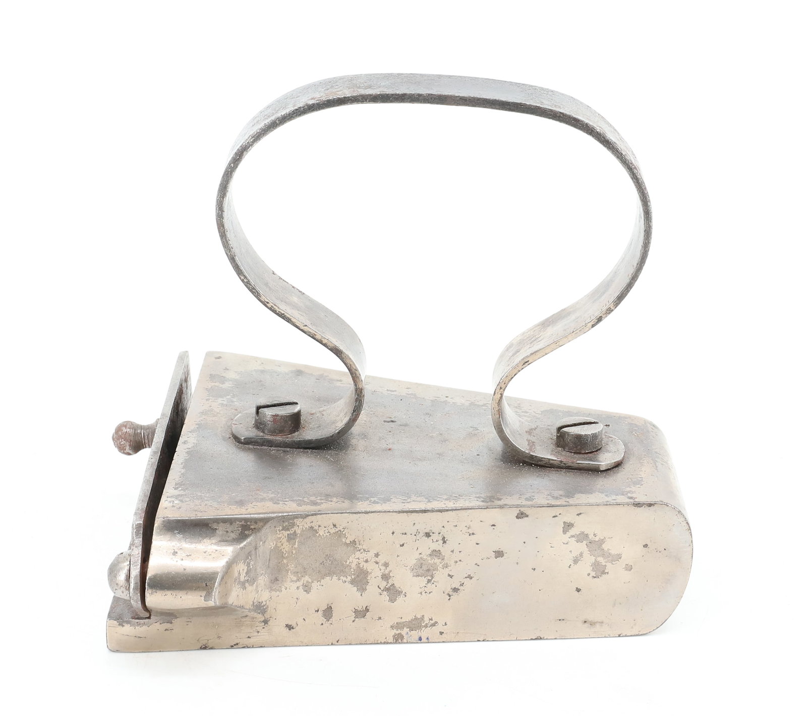 ANTIQUE ROUND NOSE BOX IRON: ROUNDED NOSE, APPLIED STRAP HANDLE. REAR LIFT-GATE. POLISHED STEEL BODY. 5 1/4" L. PLEASE READ CAREFULLY - ITEMS MUST BE PAID FOR THROUGH LIVE AUCTIONEERS OR WITH CASH OR CHECK IN PERSON - Terms for P
