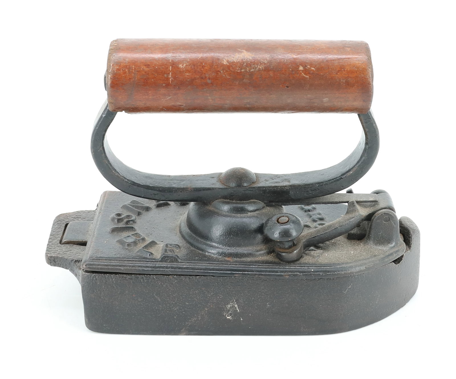 SENSIBLE BOX IRON: UNUSUAL FRONT LATCH. CA. 1890. GROTON, NY. INTERIOR SLUG. 7" L. PLEASE READ CAREFULLY - ITEMS MUST BE PAID FOR THROUGH LIVE AUCTIONEERS OR WITH CASH OR CHECK IN PERSON - Terms for Purchasing and Shipp