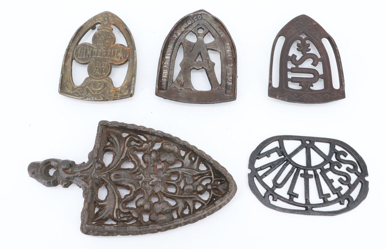 LOT OF ANTIQUE PRESSING IRON TRIVETS (1 of 5)