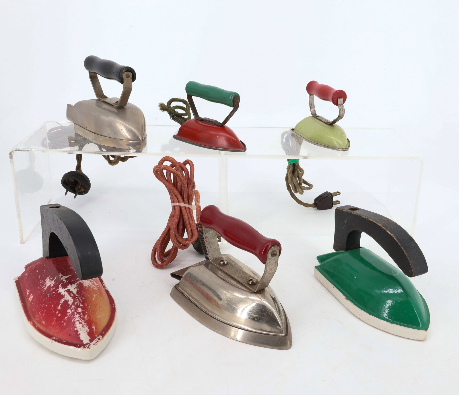 (6) TOY ELECTRIC IRONS: INCLUDING: #2 METALWARE MFG. CORP. IN RED AND IN GREEN. BUSTER BROWN SHOE IRON. LADY JUNIOR. AND TWO CHILD'S TOYS. 3 1/4" TO 5 3/4" LENGTHS. PLEASE READ CAREFULLY - ITEMS MUST BE PAID FOR THROUGH LIVE