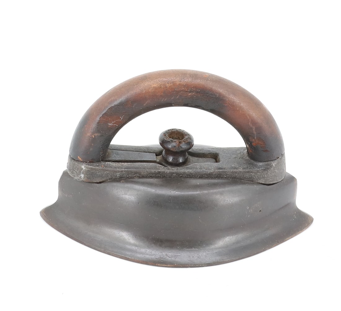 UNUSUAL DETACHABLE HANDLE IRON: FLANGE DETACHABLE ARCH WOODEN HANDLE. PAT. SEP 8, 1904. 5 3/4" L. PLEASE READ CAREFULLY - ITEMS MUST BE PAID FOR THROUGH LIVE AUCTIONEERS OR WITH CASH OR CHECK IN PERSON - Terms for Purchasing and