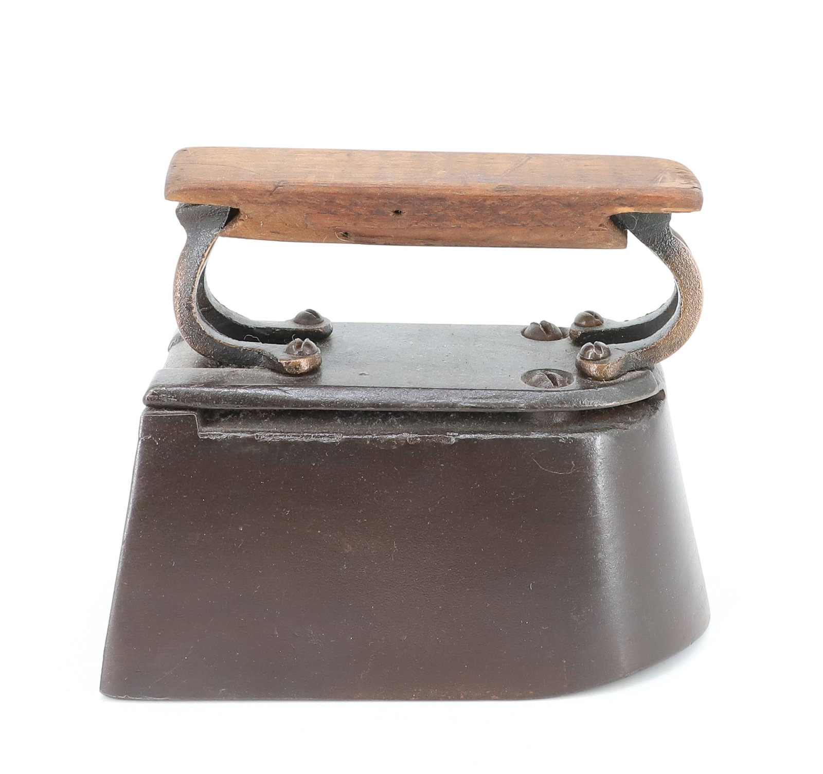 19TH C. HAT IRON: HAT IRON NO. 2. CA. 1890. WOODEN HAND GRIP. 6 3/4" L. PLEASE READ CAREFULLY - ITEMS MUST BE PAID FOR THROUGH LIVE AUCTIONEERS OR WITH CASH OR CHECK IN PERSON - Terms for Purchasing and Shipping of