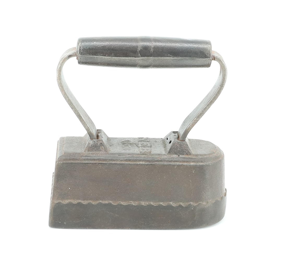 ANTIQUE POLISHING IRON: NEW ENGLAND BUTT CO. CA. 1870. 4 3/4" L. PLEASE READ CAREFULLY - ITEMS MUST BE PAID FOR THROUGH LIVE AUCTIONEERS OR WITH CASH OR CHECK IN PERSON - Terms for Purchasing and Shipping of Auction Items.