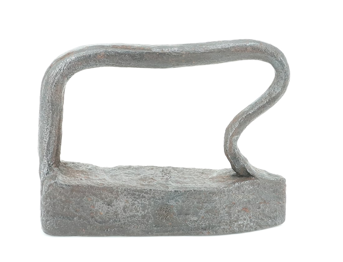 SMALL SIZE PRIMITIVE TAILOR IRON: CURVED FRONT HANDLE. 5 3/4" L. PLEASE READ CAREFULLY - ITEMS MUST BE PAID FOR THROUGH LIVE AUCTIONEERS OR WITH CASH OR CHECK IN PERSON - Terms for Purchasing and Shipping of Auction Items. Please read