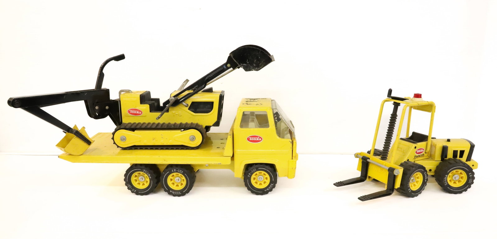 Lot of Pressed Metal Tonka Toys: Painted Metal Flat Bed, Digger and Forklift. Largest 17 1/4" L. PLEASE READ CAREFULLY - ITEMS MUST BE PAID FOR THROUGH LIVE AUCTIONEERS OR WITH CASH OR CHECK IN PERSON - Terms for Purchasing and Shipp