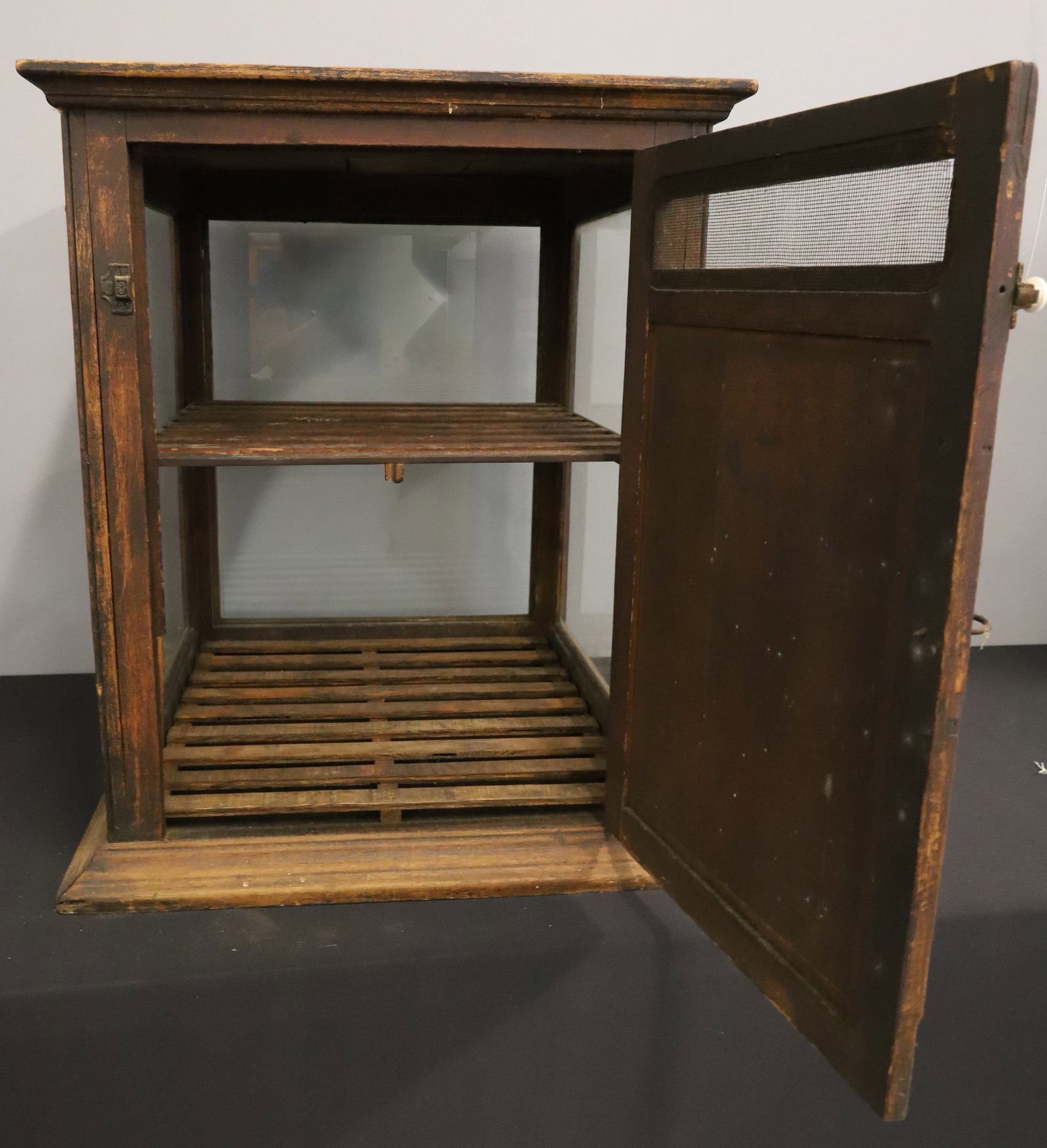 GENERAL STORE DISPLAY CABINET - 5