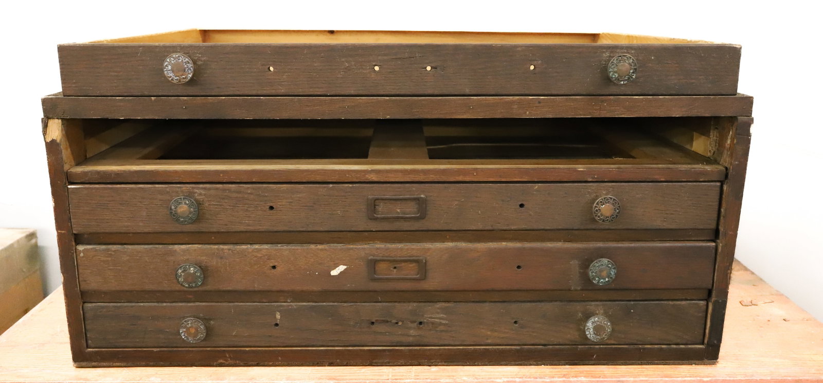 (4) DRAWER OAK STORAGE CABINET: DARK FINISH, BRASS HARDWARE, 14" X 33 1/4" X 25 1/2" WITH 1 3/4" X 30 1/2" X 23" INTERIOR DRAWERS PLEASE READ CAREFULLY - ITEMS MUST BE PAID FOR THROUGH LIVE AUCTIONEERS OR WITH CASH OR CHECK IN