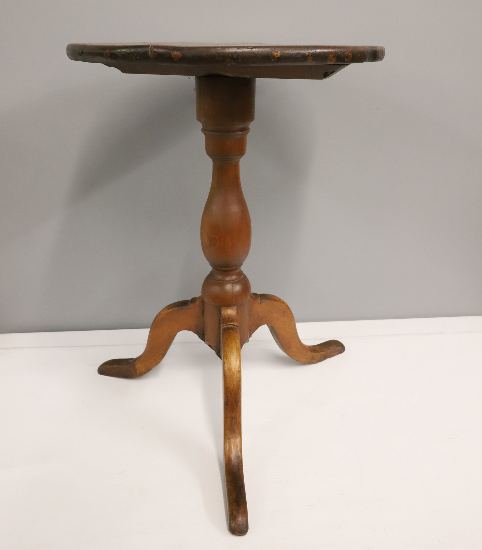 19TH C. ROUND CANDLE STAND (1 of 8)