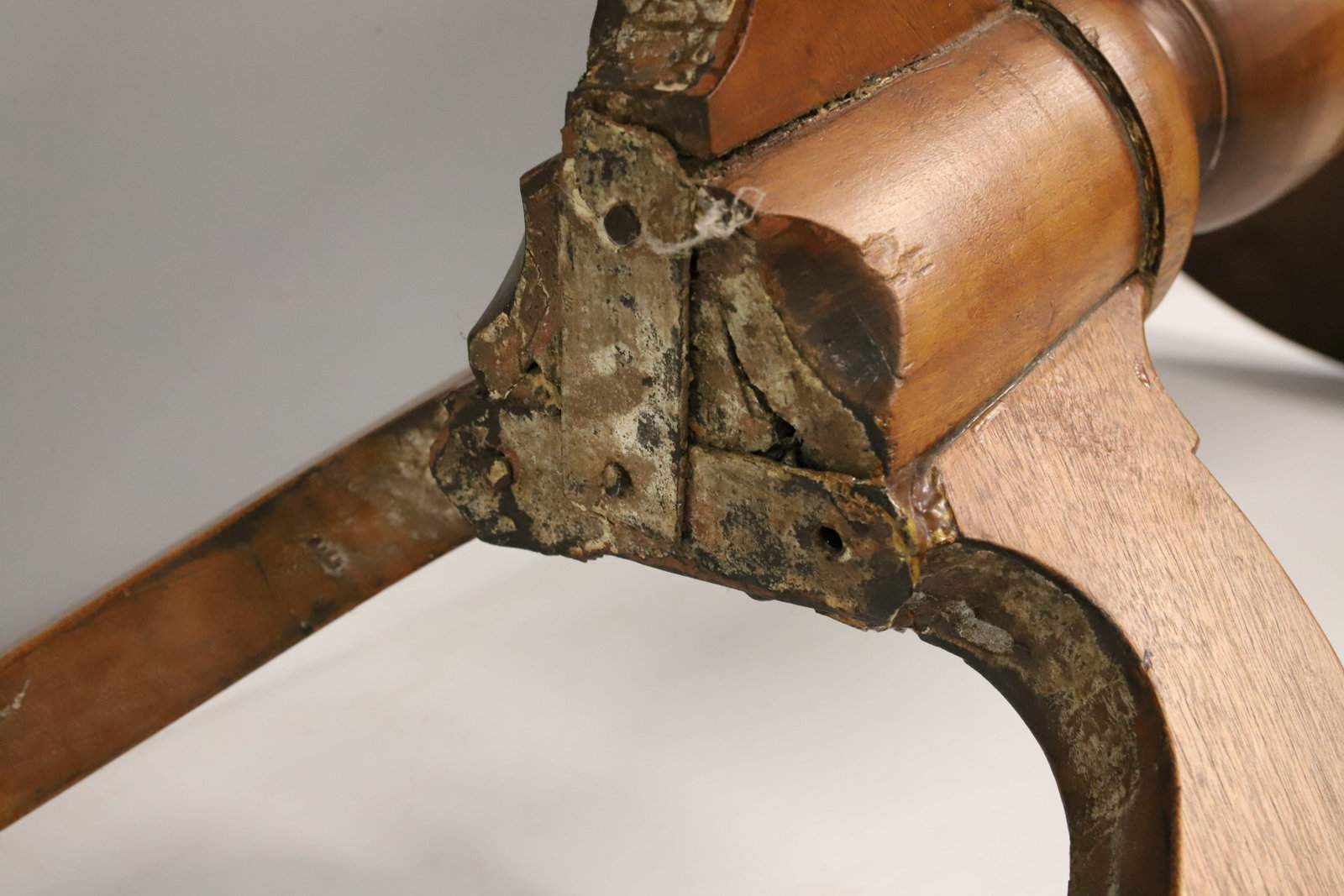 19TH C. ROUND CANDLE STAND - 7