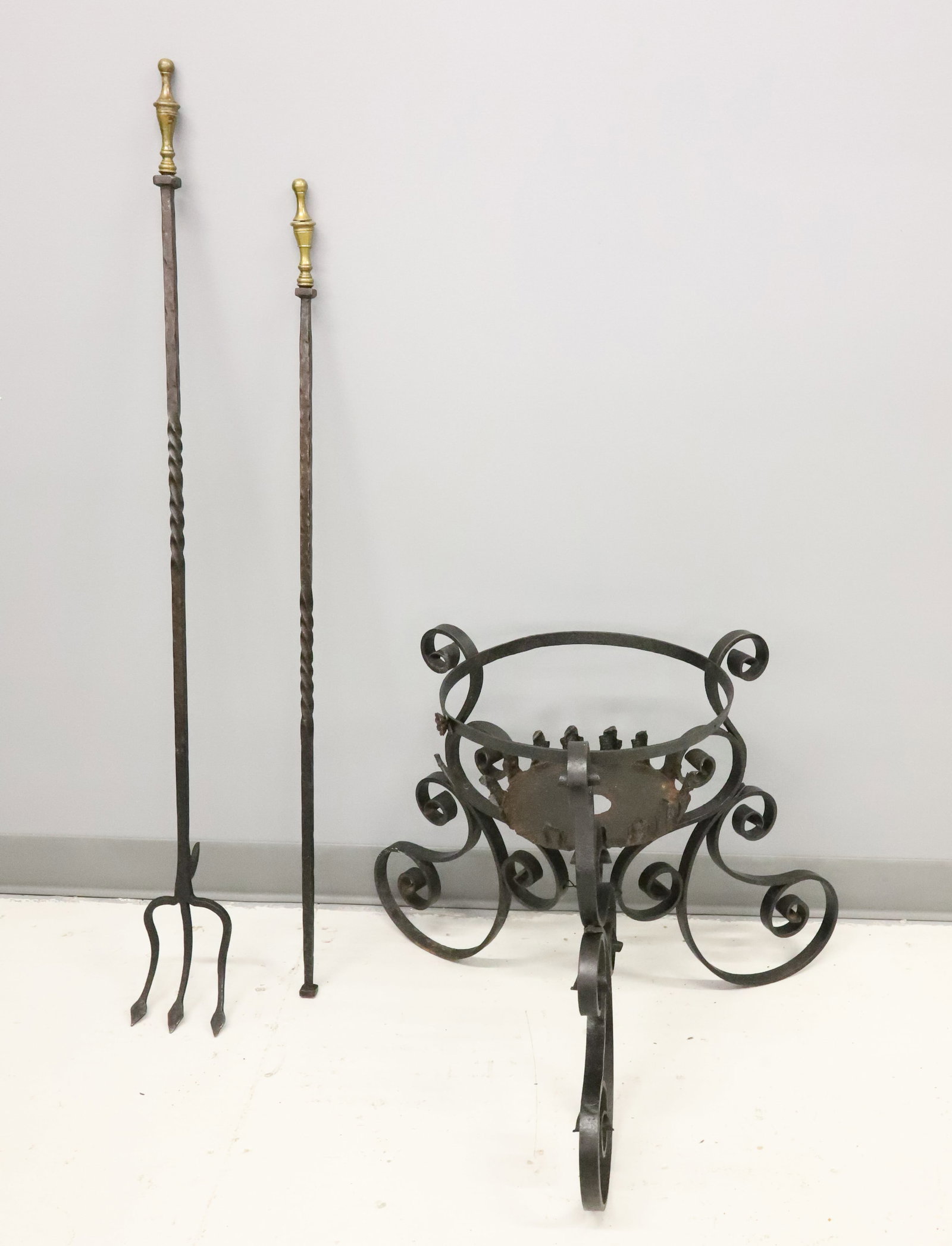 WROUGHT IRON URN / POT HOLDER (1 of 6)