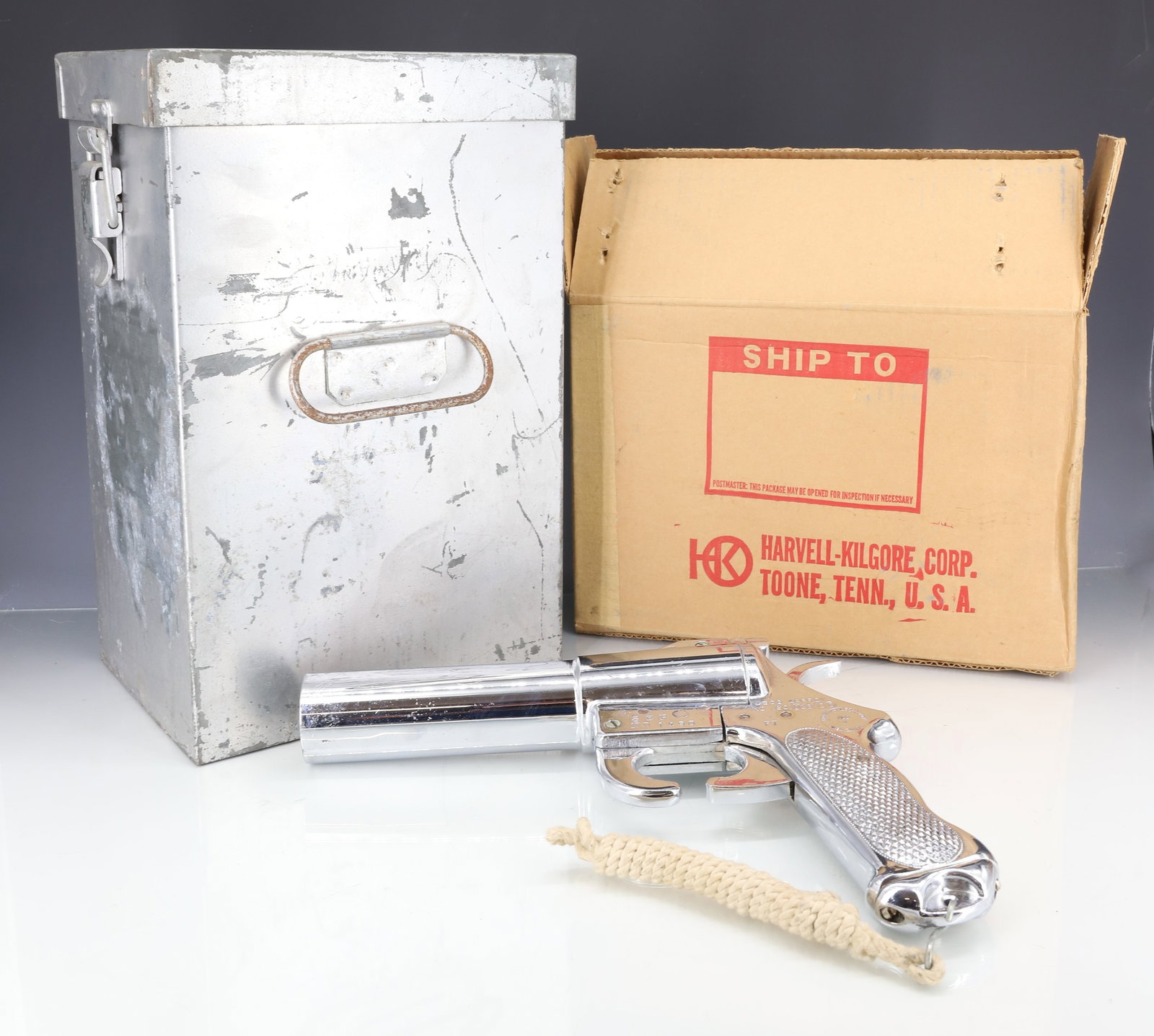 HARVELL KILGORE FLARE GUN: MODEL B. SER. NO. 1490. WITH METAL CASE AND 10 FLARES. PLEASE READ CAREFULLY - ITEMS MUST BE PAID FOR THROUGH LIVE AUCTIONEERS OR WITH CASH OR CHECK IN PERSON - Terms for Purchasing and Shipping of