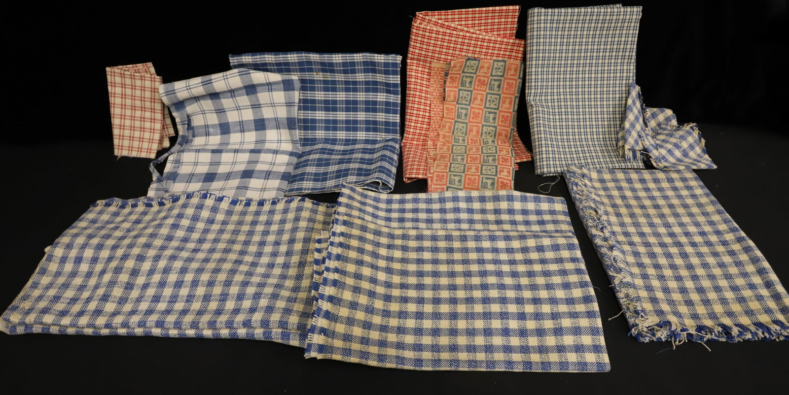 LOT OF VINTAGE FABRICS (1 of 7)