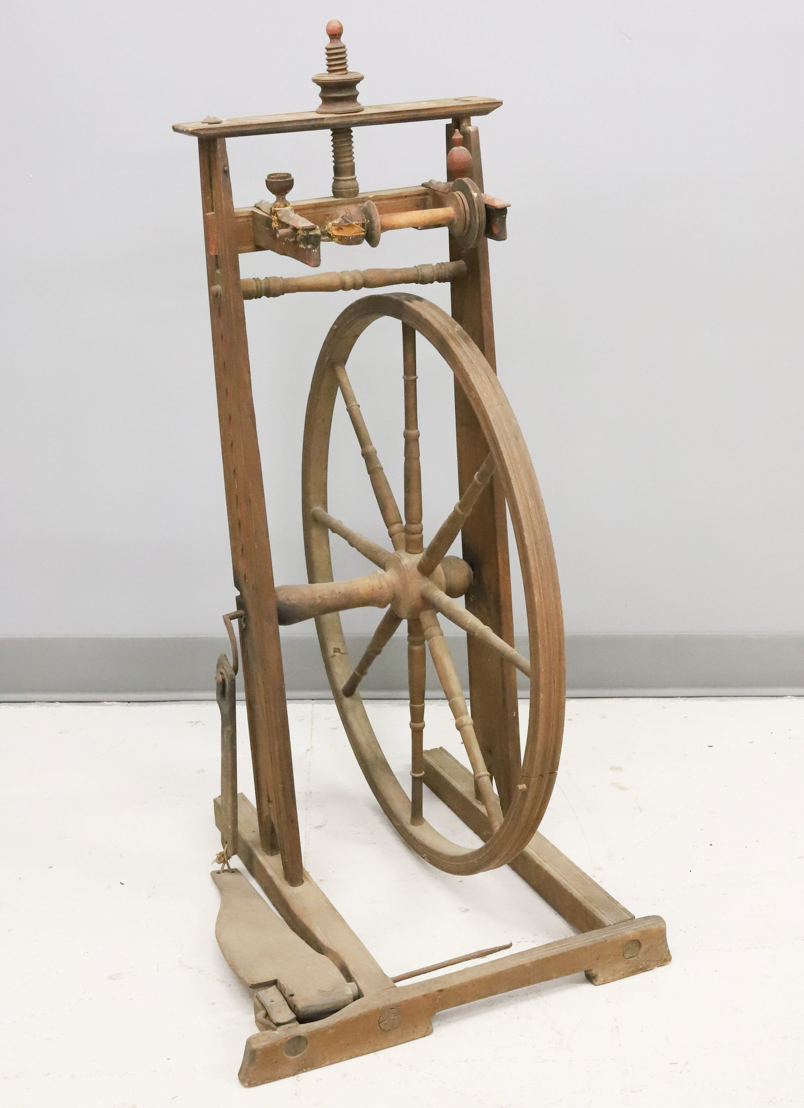 19TH C. UPRIGHT / CASTLE-STYLE SPINNING WHEEL (1 of 8)