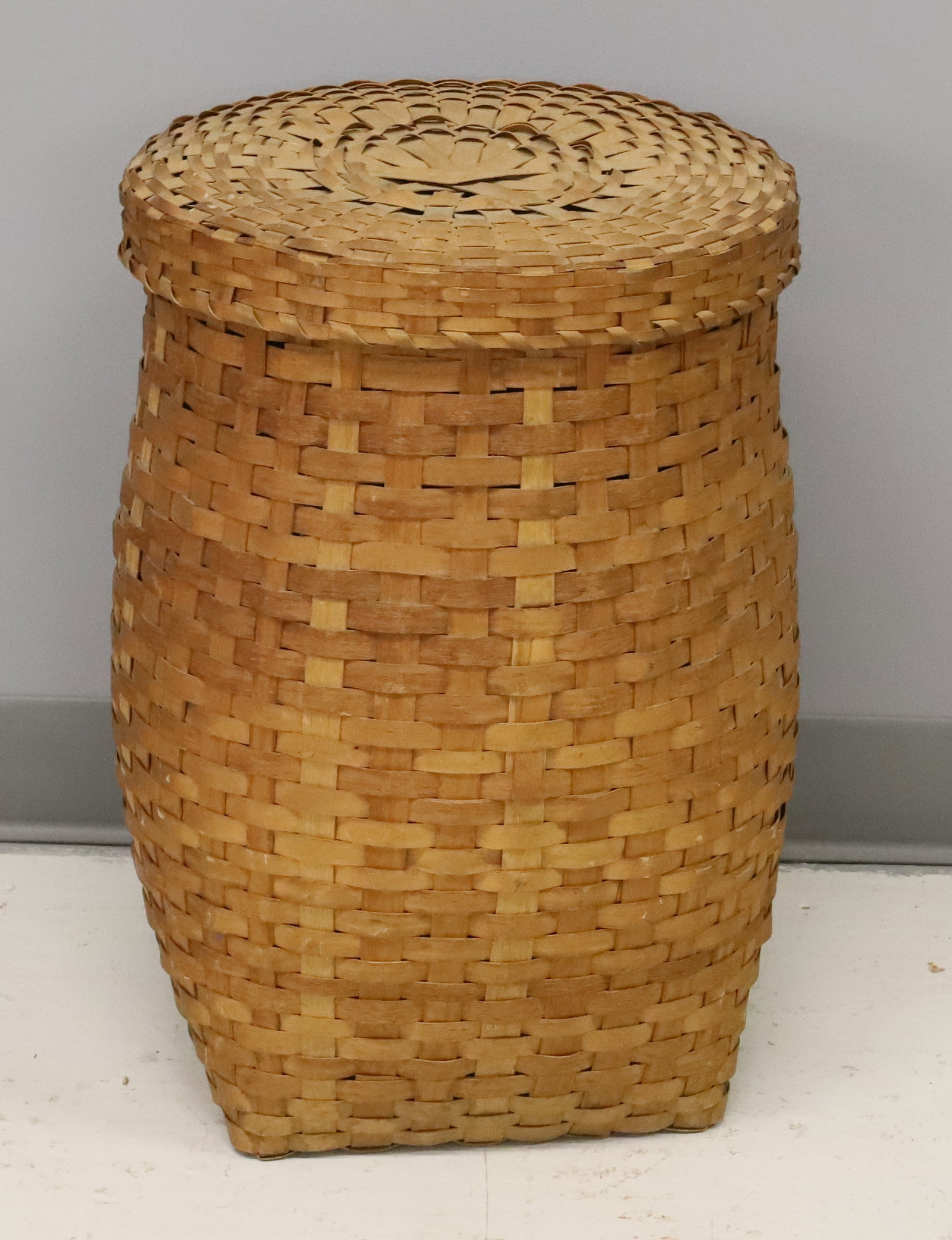 LIDDED FEATHER BASKET (1 of 5)