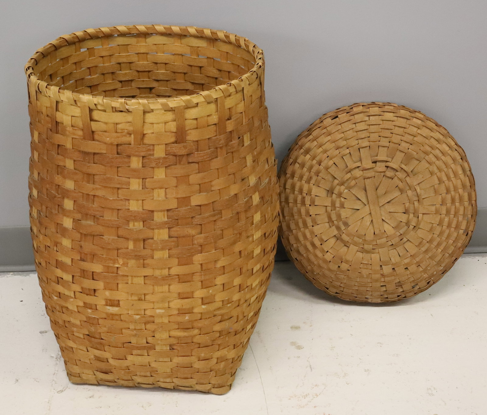LIDDED FEATHER BASKET - 2