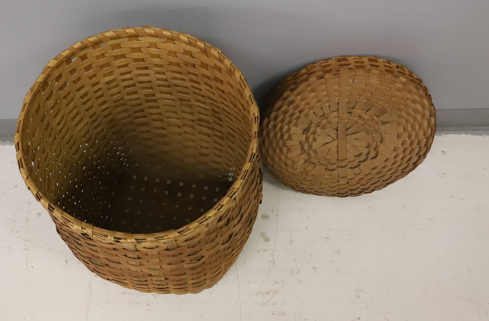 LIDDED FEATHER BASKET - 3