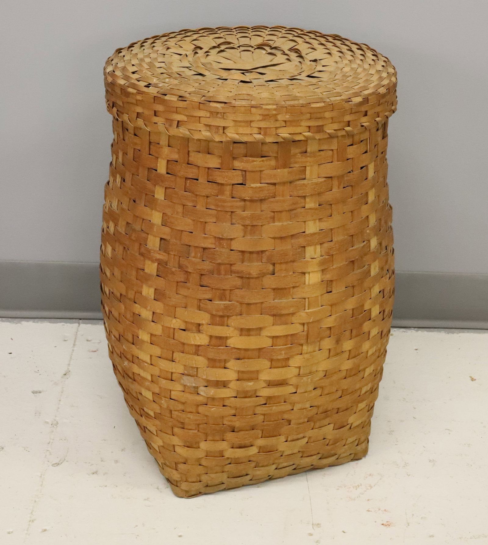 LIDDED FEATHER BASKET - 4