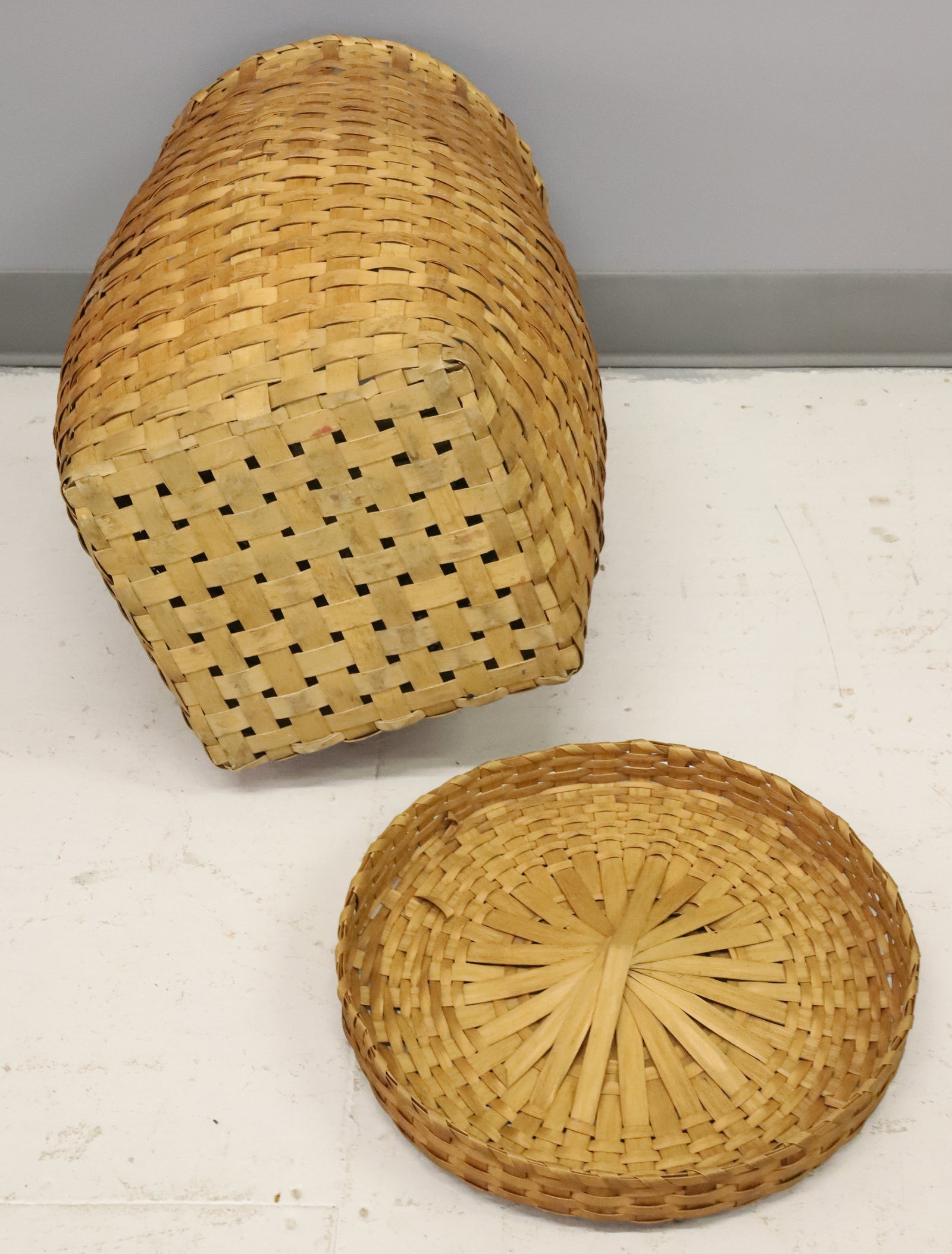 LIDDED FEATHER BASKET - 5