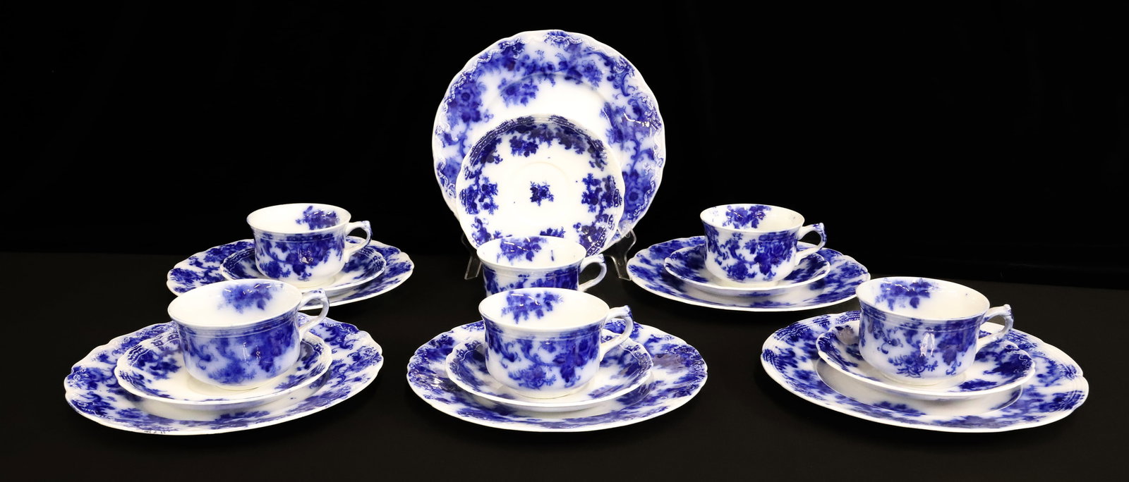 LOT OF FLOW BLUE PLATES / CUPS / SAUCERS (1 of 13)