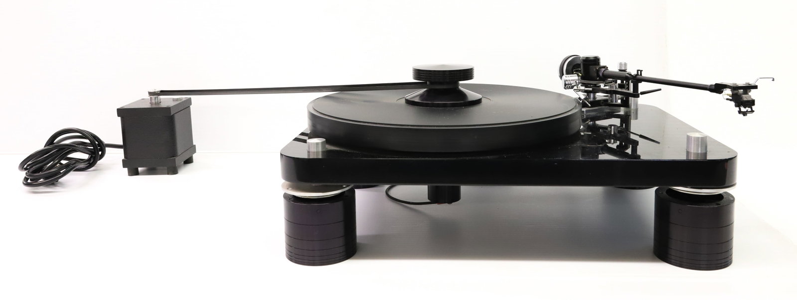 BASIS AUDIO TURNTABLE: BASIS AUDIO INC. MOD. 2001 SER. NO. 971101 WITH GRAHAM MOD. 1.5 TONEARM PLEASE READ CAREFULLY - ITEMS MUST BE PAID FOR THROUGH LIVE AUCTIONEERS OR WITH CASH OR CHECK IN PERSON - Terms for Purchasing a