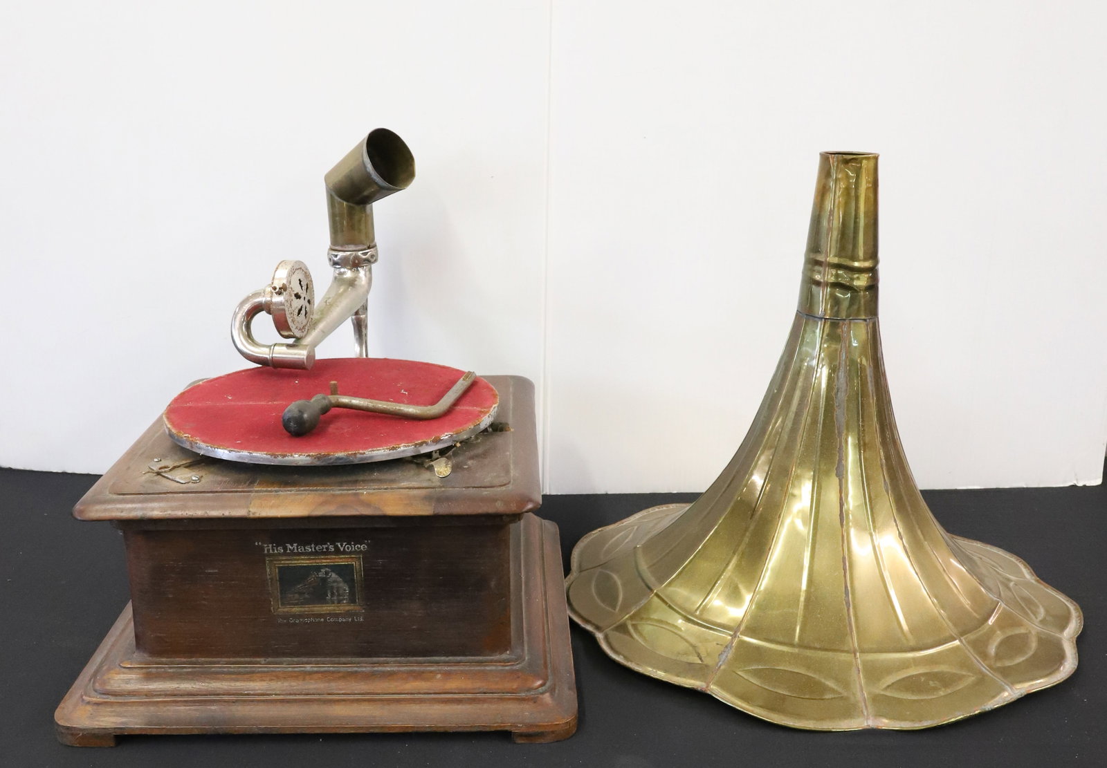 VICTROLA GRAMOPHONE - 4