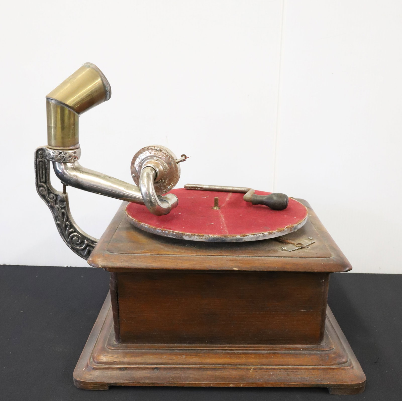 VICTROLA GRAMOPHONE - 7