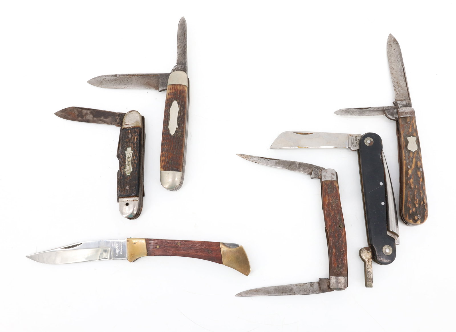 LOT OF (6) FOLDING KNIVES: INCLUDING: CAMILLUS, REMINGTON, PAKISTAN AND MORE.