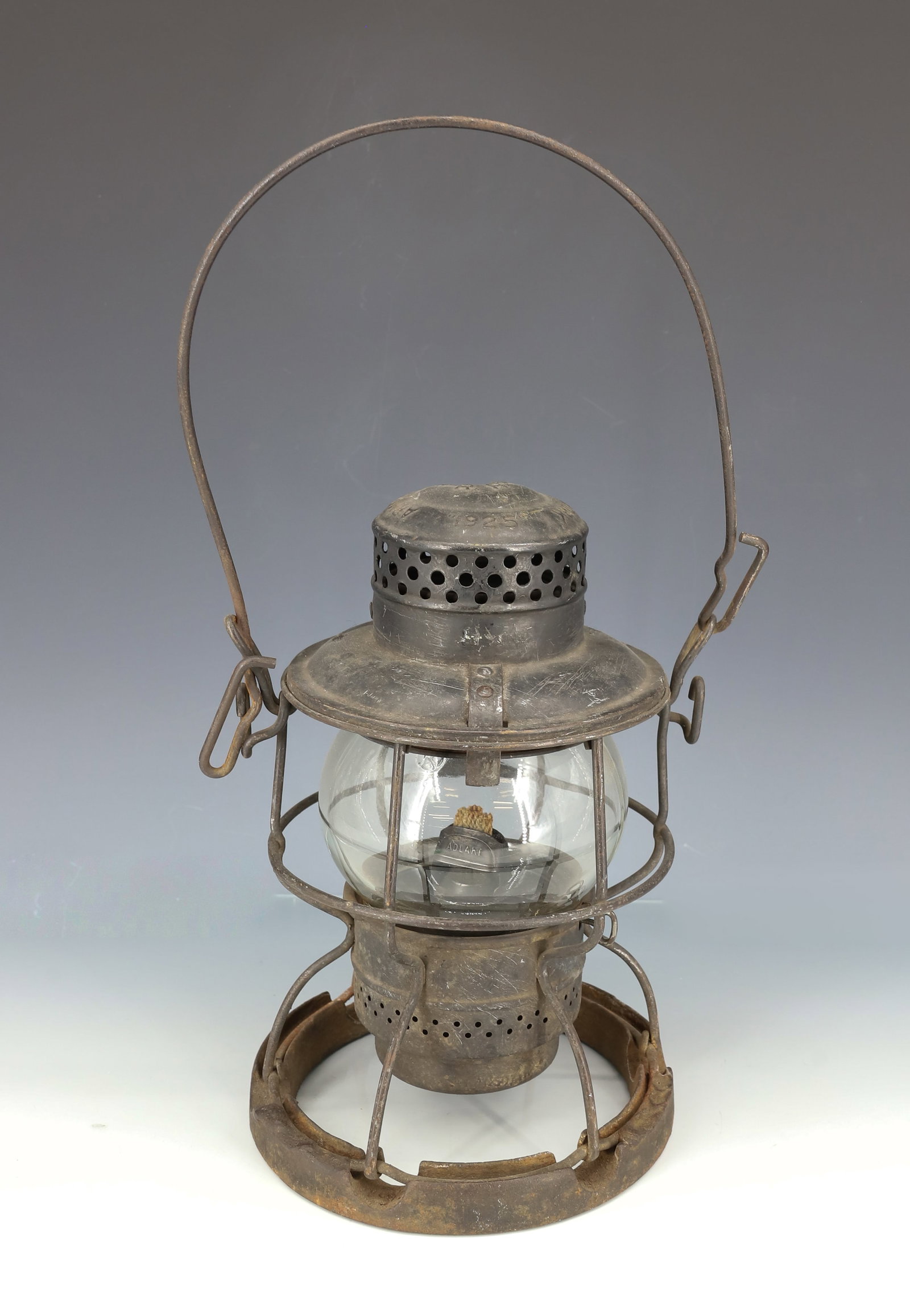 BALTIMORE & OHIO RAILROAD LANTERN: B.& O. R.R. 1925. ARMSPEAR MFG. CO. NY. BLACK PAINTED SURFACE. WEIGHTED BOTTOM. 9 3/4" H.
