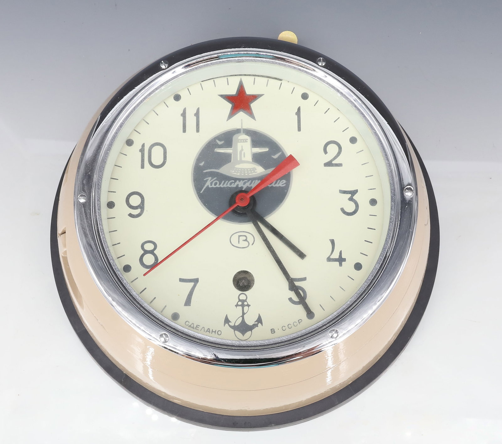VINTAGE RUSSIAN MARINE CLOCK: SERIAL NO. 9926, DATED 1996. ORIGINAL BOX AND PAPERWORK WITH TWO KEYS FOR WINDING AND MOUNTING PLATE. 8 1/4" D.