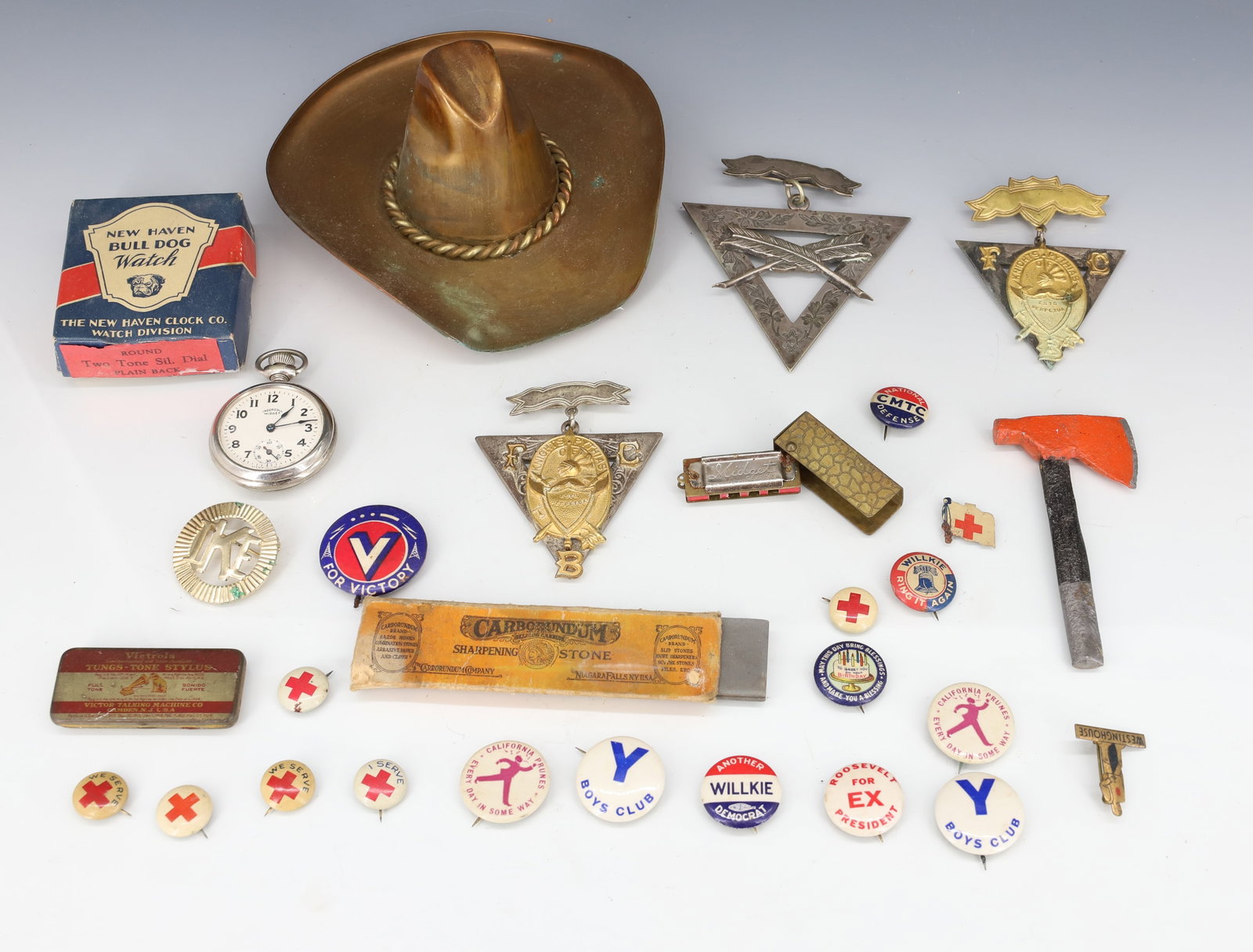 LOT OF VINTAGE SMALLS, LODGE, PINS AND MORE. (1 of 5)