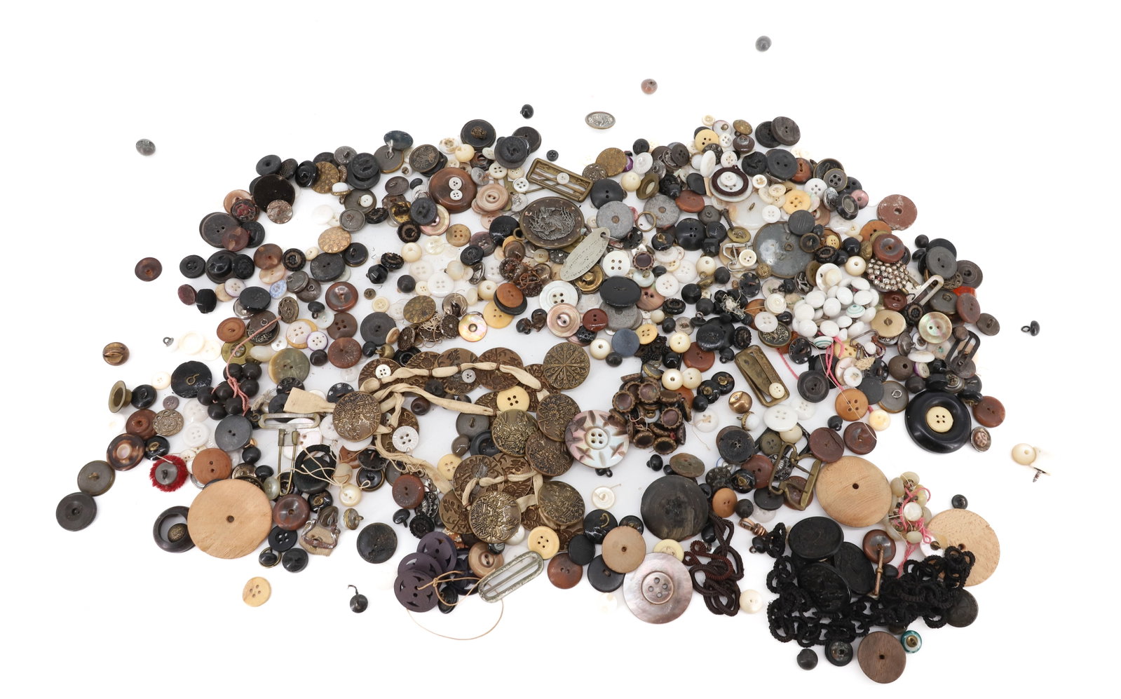 LOT OF VINTAGE BUTTONS (1 of 4)