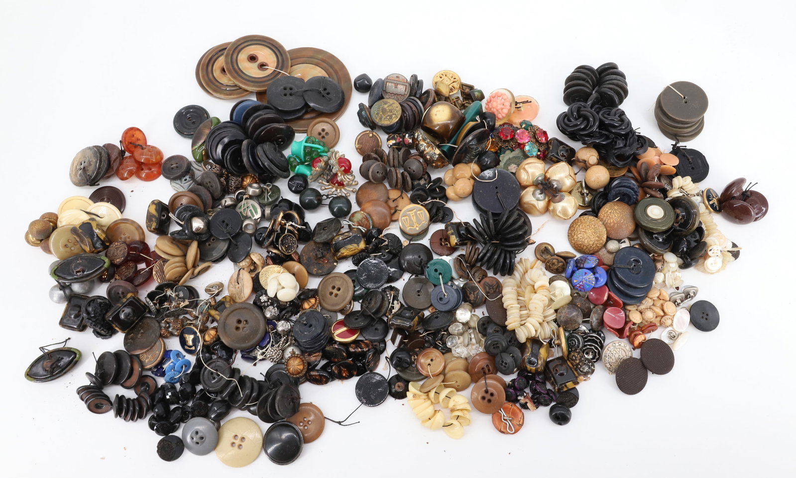 LOT OF VINTAGE BUTTONS (1 of 5)
