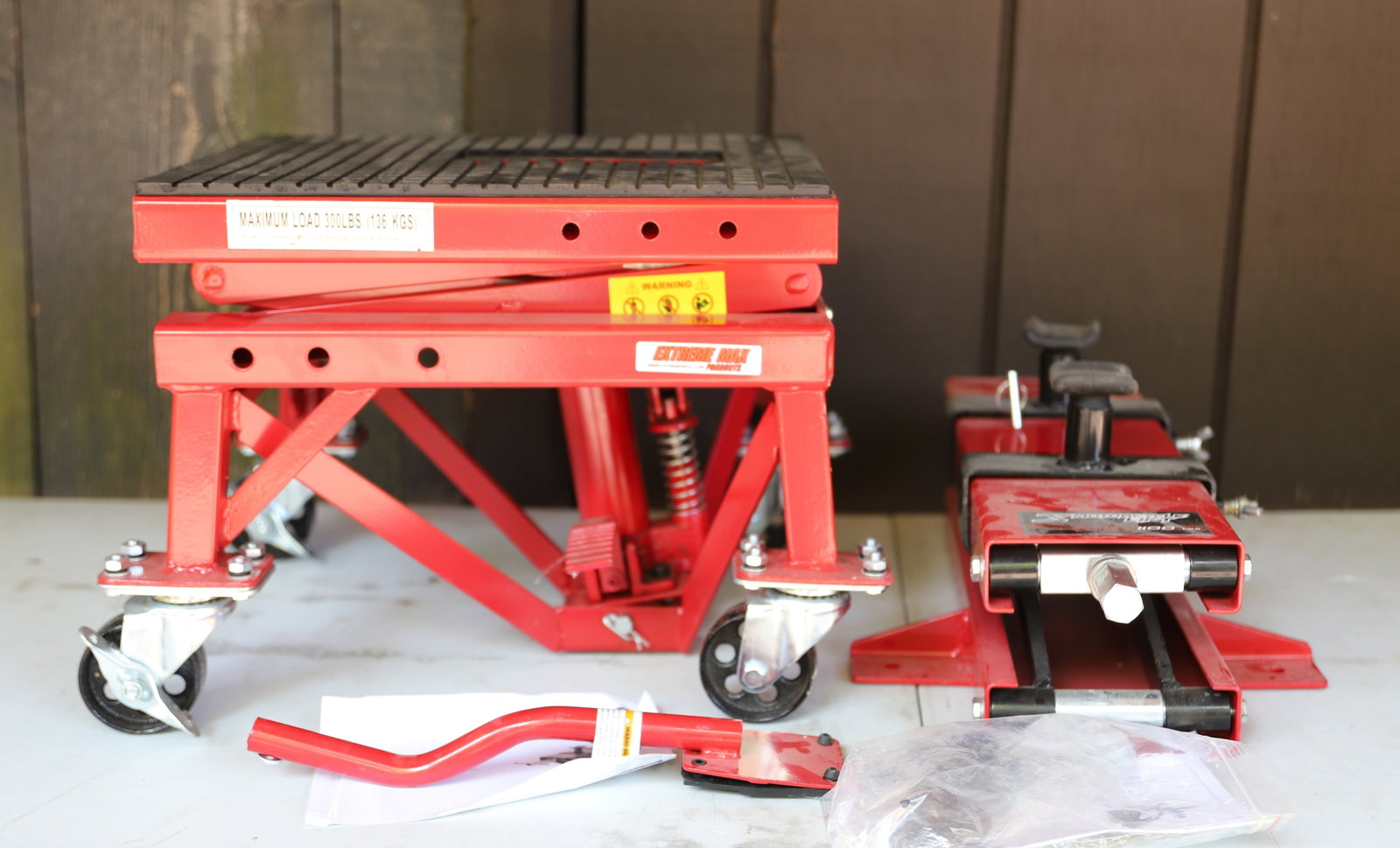 MOTORCYCLE LIFT TABLE: EXTREME MAX, HYDRAULIC LIFT TABLE. 300LBS PLEASE READ CAREFULLY. THIS IS AN ONLINE ONLY AUCTION. PICK-UP WILL TAKE PLACE AT THE LOCATION OF THE AUCTION AT 1570 HARBOURTON ROCKTOWN RD, LAMBERTVILLE, NJ