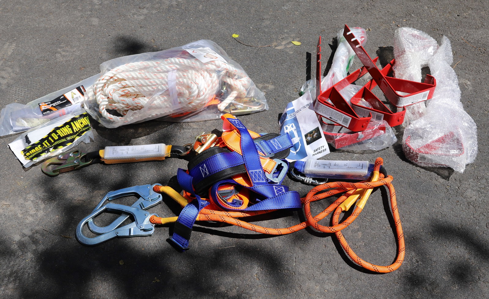 LOT OF NEW ITEMS: LADDERS BRACKETS AND ROPE PLEASE READ CAREFULLY. THIS IS AN ONLINE ONLY AUCTION. PICK-UP WILL TAKE PLACE AT THE LOCATION OF THE AUCTION AT 1570 HARBOURTON ROCKTOWN RD, LAMBERTVILLE, NJ. 08530 - THERE