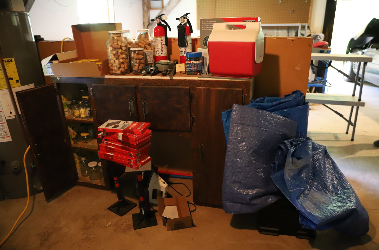 CABINET TOP AND MORE: TARPS, CORKS, ORBIT HOSE HOOK UP PLEASE READ CAREFULLY. THIS IS AN ONLINE ONLY AUCTION. PICK-UP WILL TAKE PLACE AT THE LOCATION OF THE AUCTION AT 1570 HARBOURTON ROCKTOWN RD, LAMBERTVILLE, NJ. 08530 -
