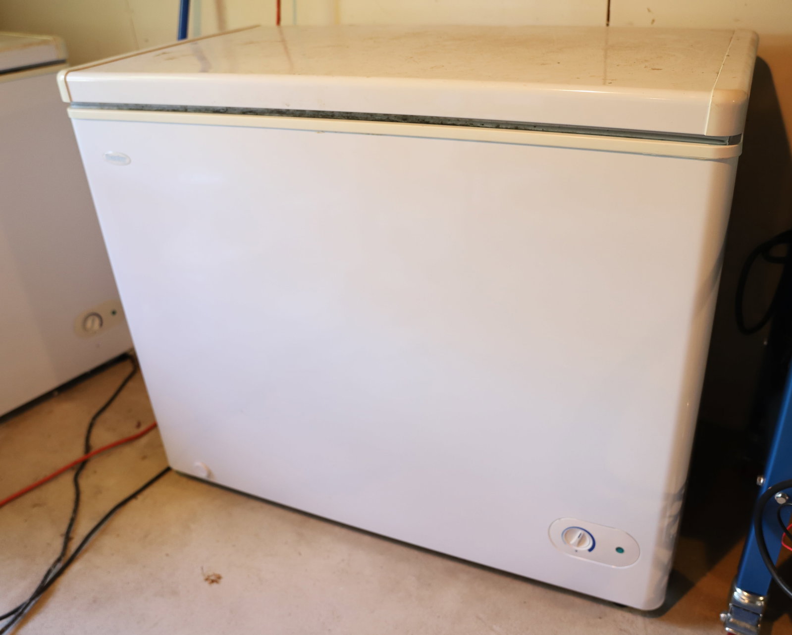 DANDY CHEST FREEZER: CHEST FREEZER 40 x 21 x 33H PLEASE READ CAREFULLY. THIS IS AN ONLINE ONLY AUCTION. PICK-UP WILL TAKE PLACE AT THE LOCATION OF THE AUCTION AT 1570 HARBOURTON ROCKTOWN RD, LAMBERTVILLE, NJ. 08530 -