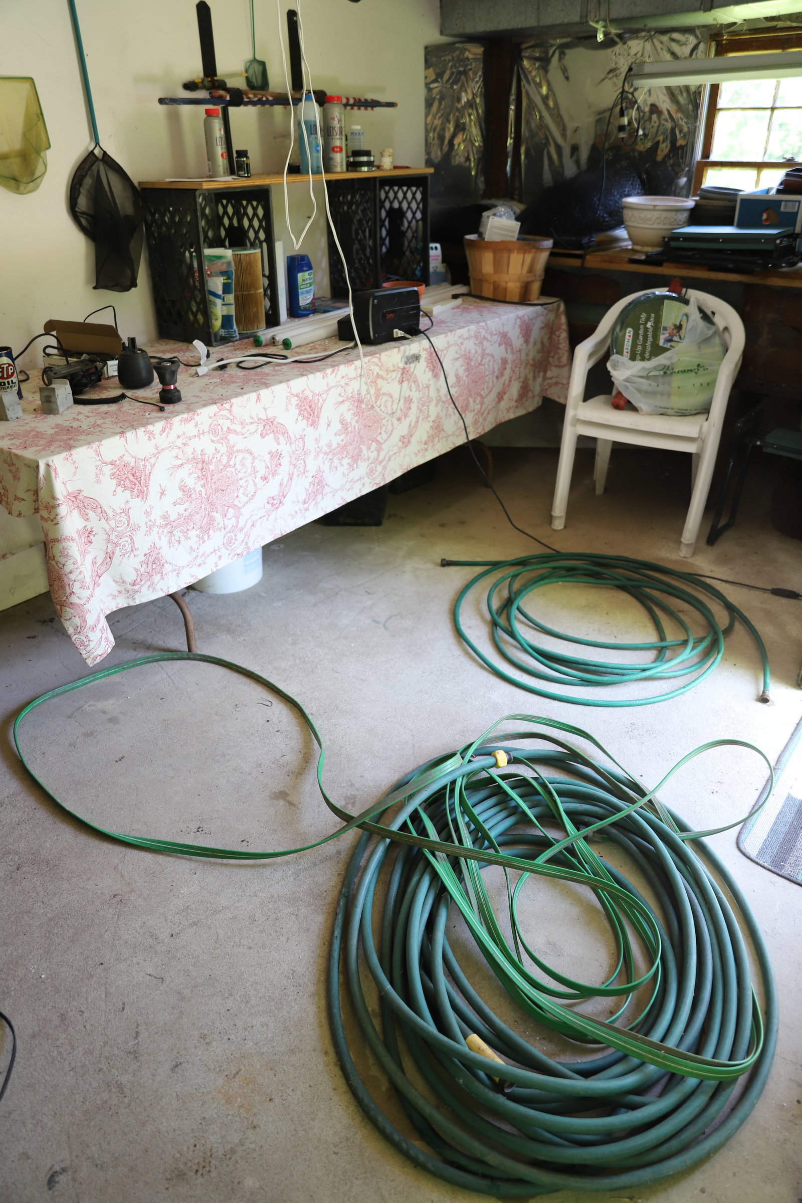 LARGE LOT OF ITEMS: 8FT FOLDING TABLE, GARDENING SUPPLIES, HOSE AND MORE PLEASE READ CAREFULLY. THIS IS AN ONLINE ONLY AUCTION. PICK-UP WILL TAKE PLACE AT THE LOCATION OF THE AUCTION AT 1570 HARBOURTON ROCKTOWN RD, LAMBE