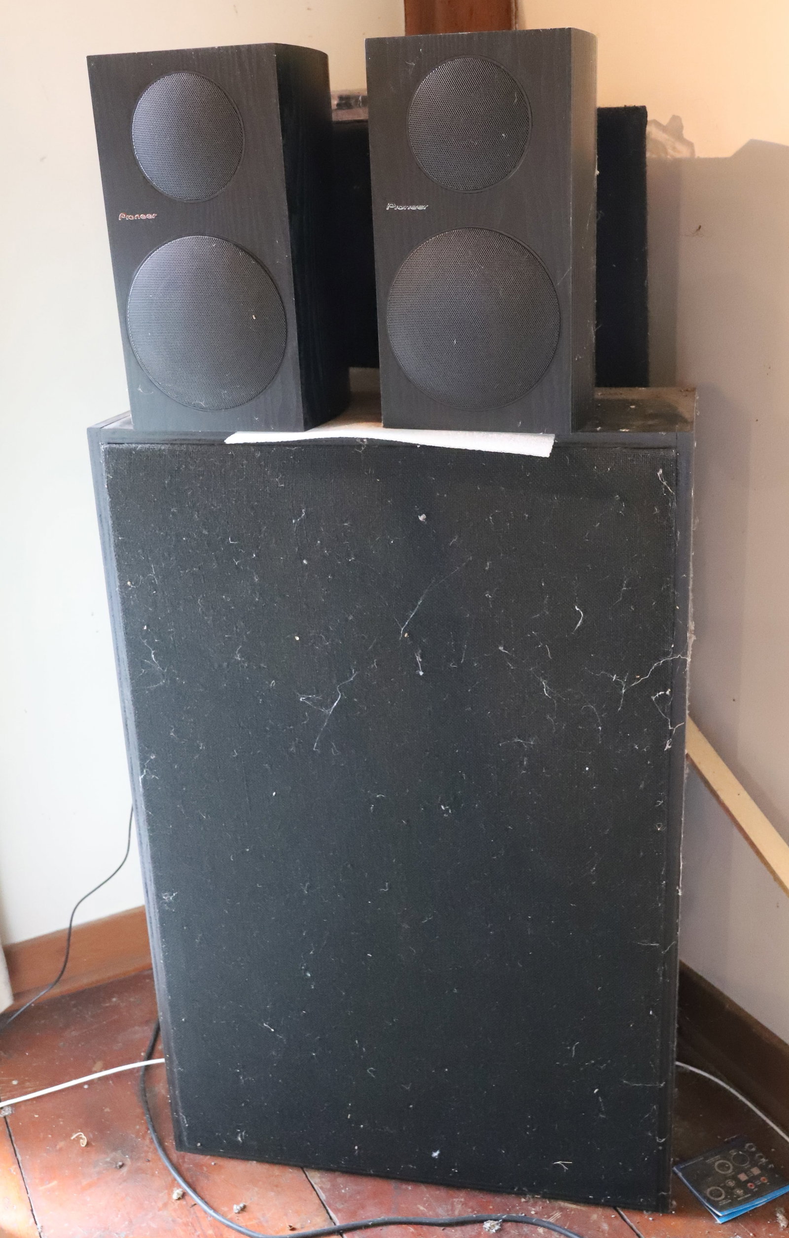 ACOUSTIC PANELS: CORNER AND FLAT PANELS AND SPEAKERS PLEASE READ CAREFULLY. THIS IS AN ONLINE ONLY AUCTION. PICK-UP WILL TAKE PLACE AT THE LOCATION OF THE AUCTION AT 1570 HARBOURTON ROCKTOWN RD, LAMBERTVILLE, NJ.
